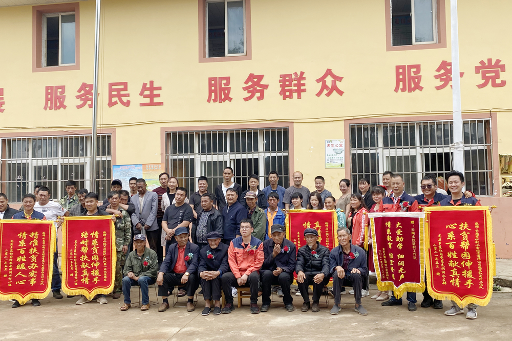 1622208535185165.jpg 老隊(duì)員與村民合照.jpg