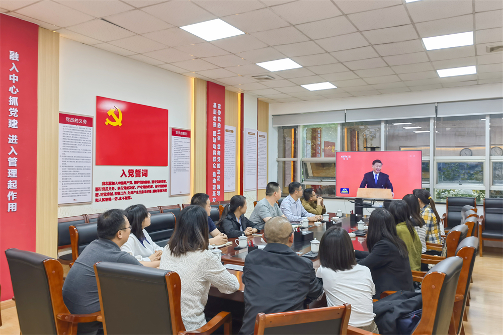 1658214134397097.jpg 水投公司本部直屬支部組織收看新聞聯(lián)播3_副本.jpg